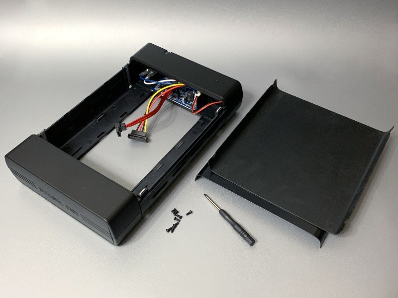 まずはネジ留めされている上下のパネルを外す。スチール製なのでずっしりと重い