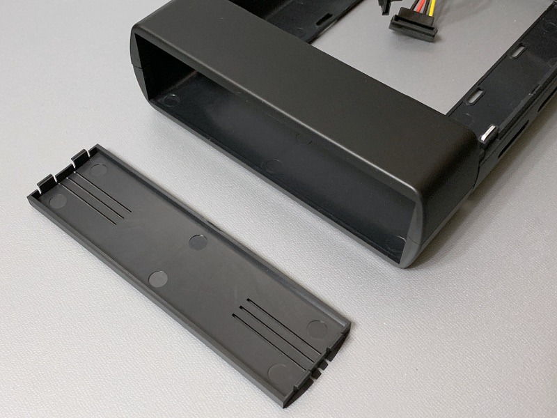 続いて前面部分のパネルを取り外す。仮で取り付けられていたこのパネルは使用しない