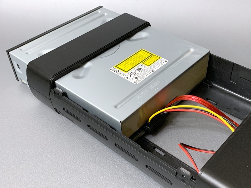 前方からドライブを挿入する。途中まで挿し込んだ時点で、電源ケーブル、SATAケーブルをつなぐ