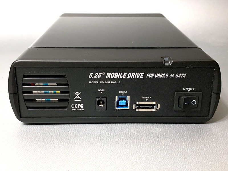 背面。E-525Q-SUEなる型番が印字されているが、同社サイトには掲載がなく詳細は不明だ