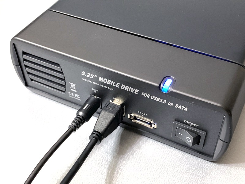 インターフェイスはUSB 3.0とeSATA。動作中は上部の青いLEDが点灯する