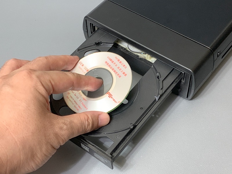 今回組み込んだドライブはトレイ式ゆえ、海外製デバイスの一部でいまなお使われている8cm CDも問題なく読み取れる