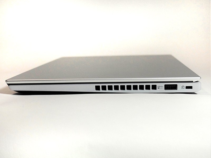 右側面はUSB 3.0を1基搭載