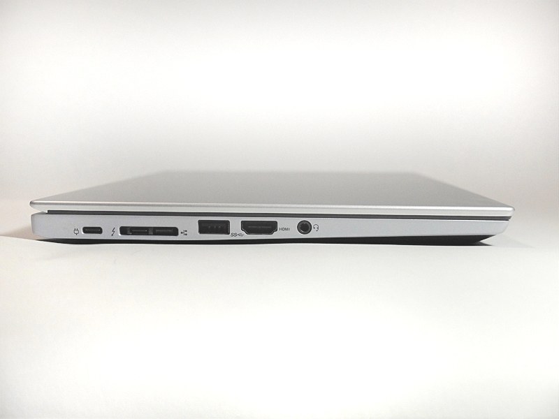 左側面にはACアダプタ接続ポート兼用のUSB 3.0(Type-C)、USB 3.1(Type-C)と拡張コネクタ兼用端子、USB 3.0、HDMI出力、音声入出力を備える