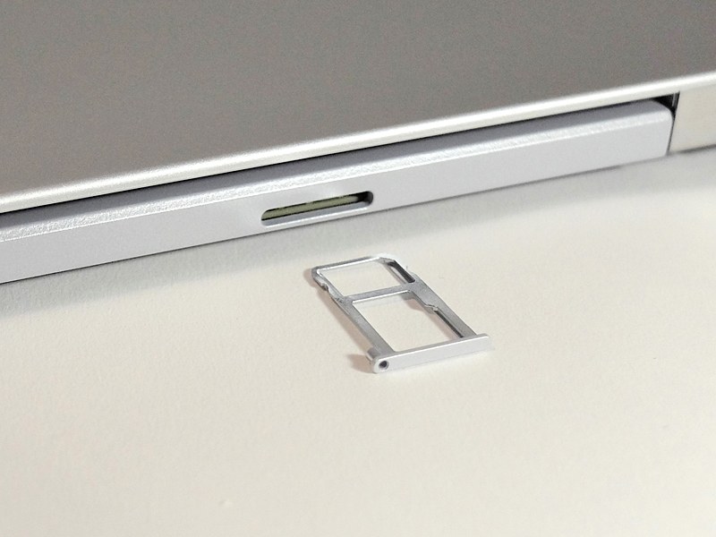 SIMピンなどを使用してトレイを取り出し、microSDカードとMicro SIMカードを装着できる