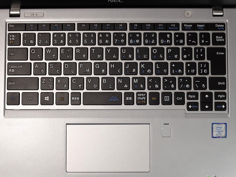 標準的な日本語配列キーボード。Enterキー付近の一部キーのサイズは小さいが、配列肉背は少なく扱いやすい