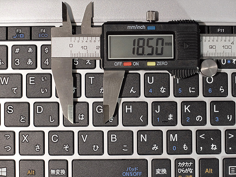 キーピッチは約18.5㎜確保しており、難なくタイピングできる