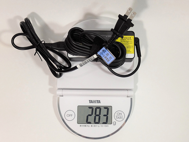 ACアダプタは283gと、こちらも重めである