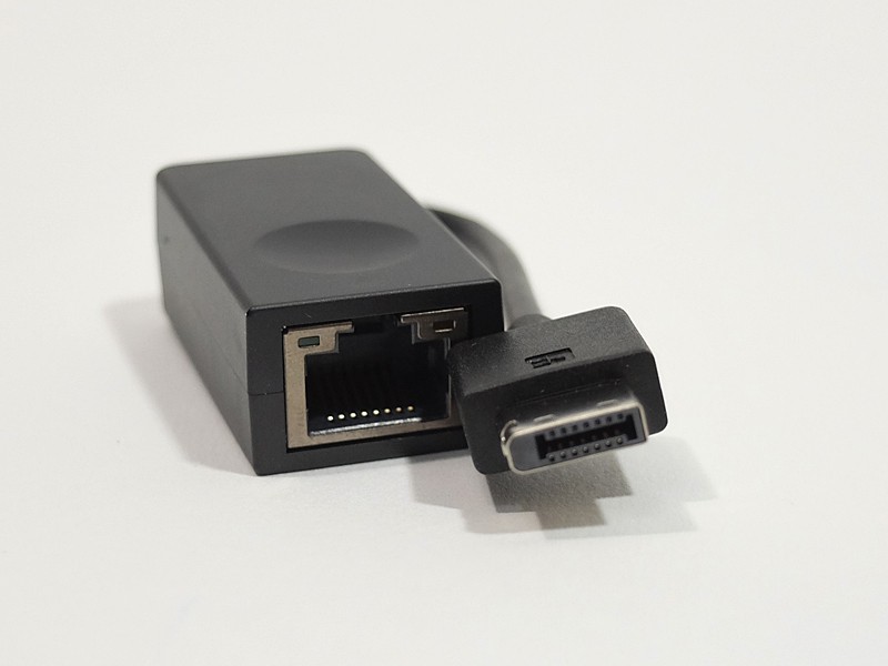 有線LANを使用する拡張コネクタに接続する変換アダプタは1,000円で追加が可能なので、ぜひとも選んでおきたい