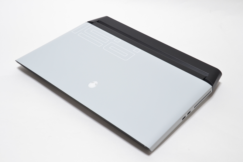 ルナライトを選ぶと、白と黒のモノトーンカラーとなる。ユニークだが派手という印象でもない