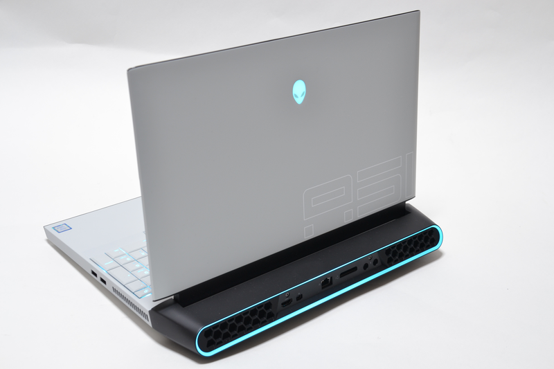 電源を入れると背面のライティングが点灯する。ただし使用者からはディスプレイの向こう側の位置になり、ほぼ見えない