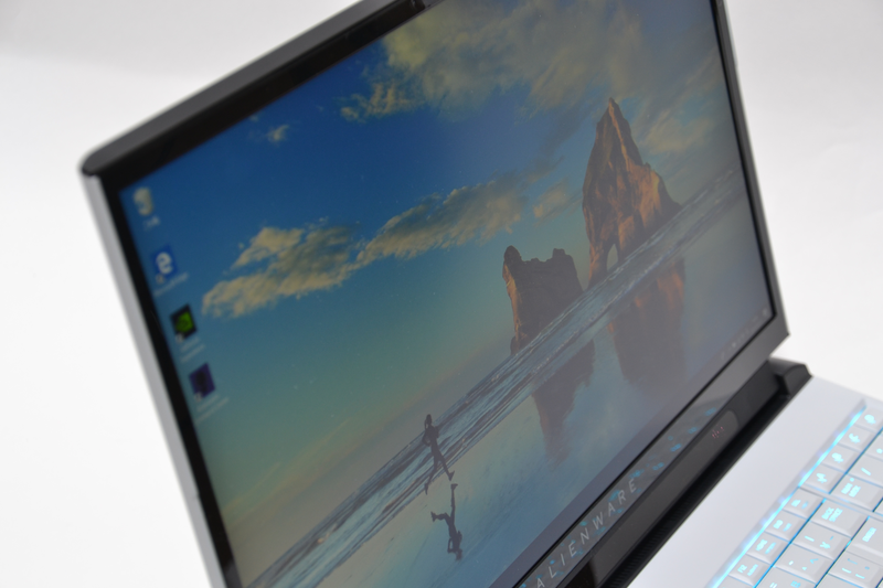 ディスプレイはIPS液晶を採用。視野角がきわめて広く、発色もいい