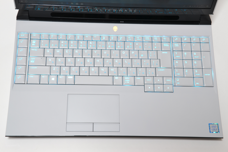 キーボードはバックライト付き。今時めずらしくアイソレーションタイプではない