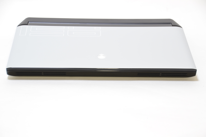 スピーカーは本体前面。ステレオ感がはっきりと出る