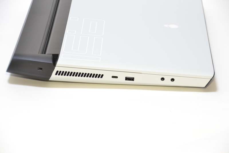 本体左側面Thunderbolt 3、USB、マイク端子、ヘッドフォン端子