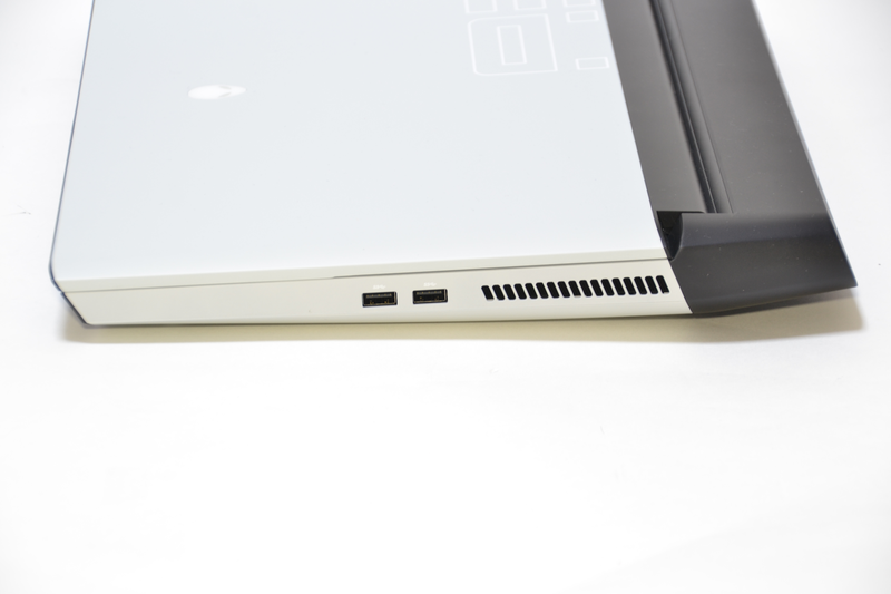 右側面はUSB端子×2