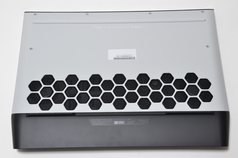 底面も白と黒のモノトーン。白い部分はマット加工も施されている