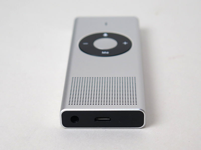 底面は充電用のMicro USBとイヤフォン端子