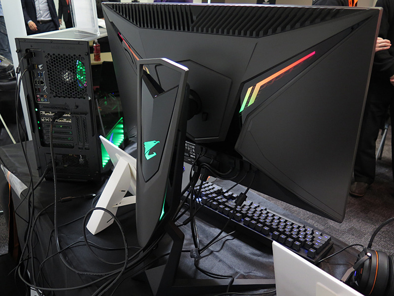 物を狙って急降下するはやぶさをモチーフとした背面デザイン