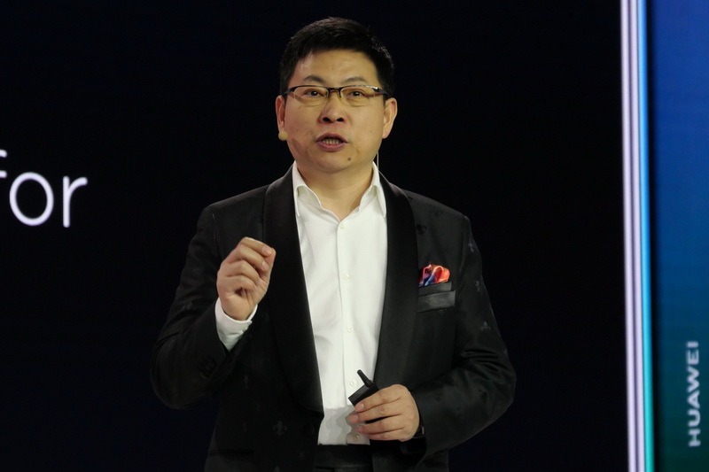 発表会に登壇し新製品を発表する、HuaweiコンシューマービジネスグループCEOのリチャード・ユー氏