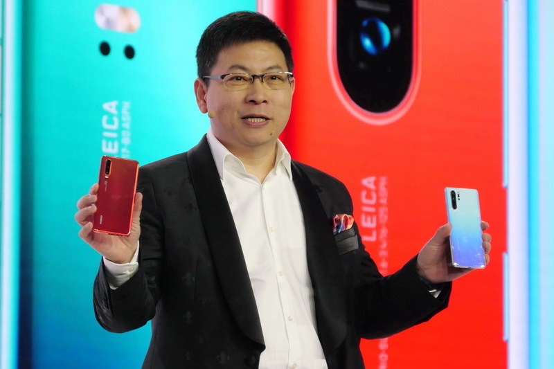 P30 ProとP30を、実際に手に持ち発表するユー氏