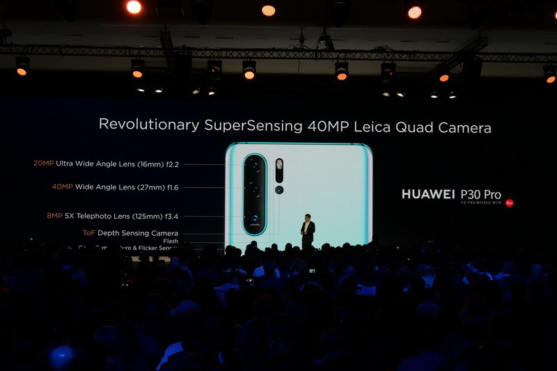 P30 Proでは、超広角、広角、5倍望遠、深度計測カメラと4個のレンズを添えるクアッドレンズ仕様のカメラを搭載