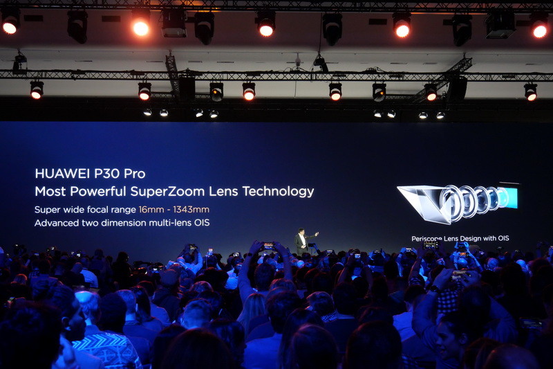 5倍望遠レンズは、プリズムで90度屈折させる構造の、屈曲光学系を採用。これにより、薄型のスマートフォンながら5倍望遠レンズを実現している