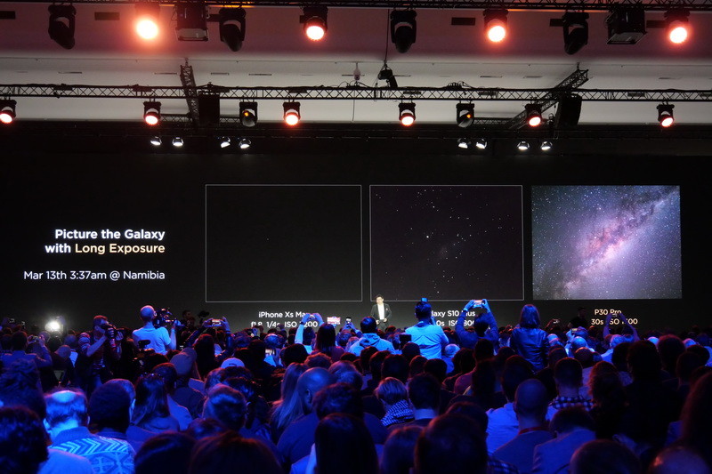 右端が、P30 Proで30秒の長時間露光によって撮影された星空。スマートフォンで撮影したとは思えないほどのクオリティだ