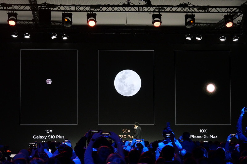 中央が、P30 Proで50倍デジタルズームで撮影した月。大きく撮影できるのはもちろん、模様もかなり鮮明に捉えられている