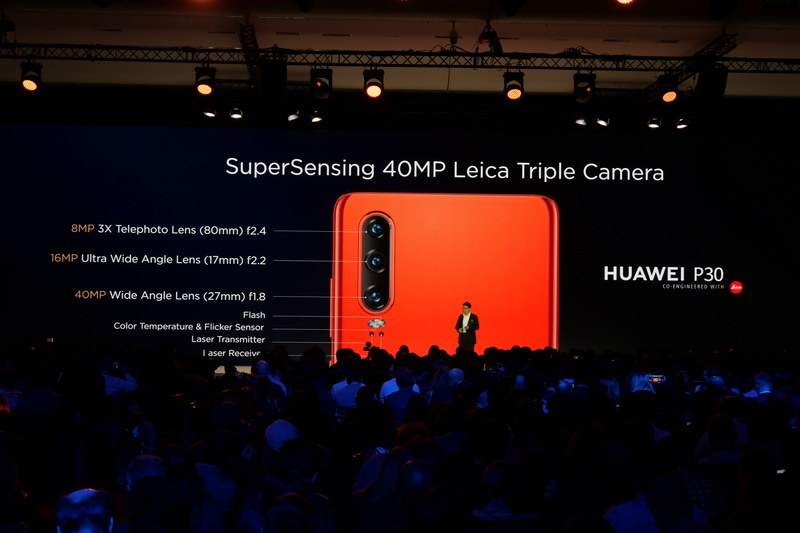 P30では、超広角、広角、3倍望遠のトリプルレンズ仕様背面カメラを搭載