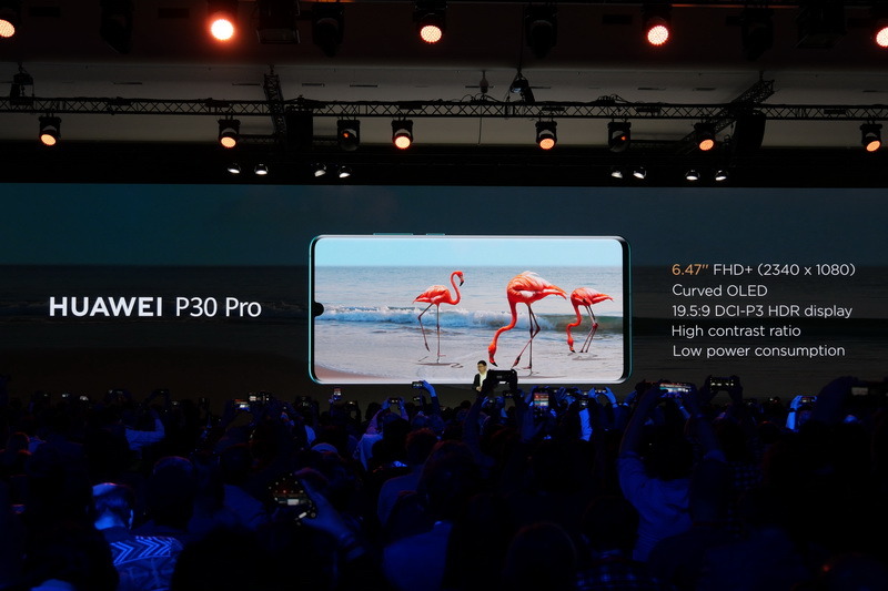 P30 Proのディスプレイはサイズが6.47型有機ELで、表示解像度は1,080×2,340ドット。側面付近がカーブしている