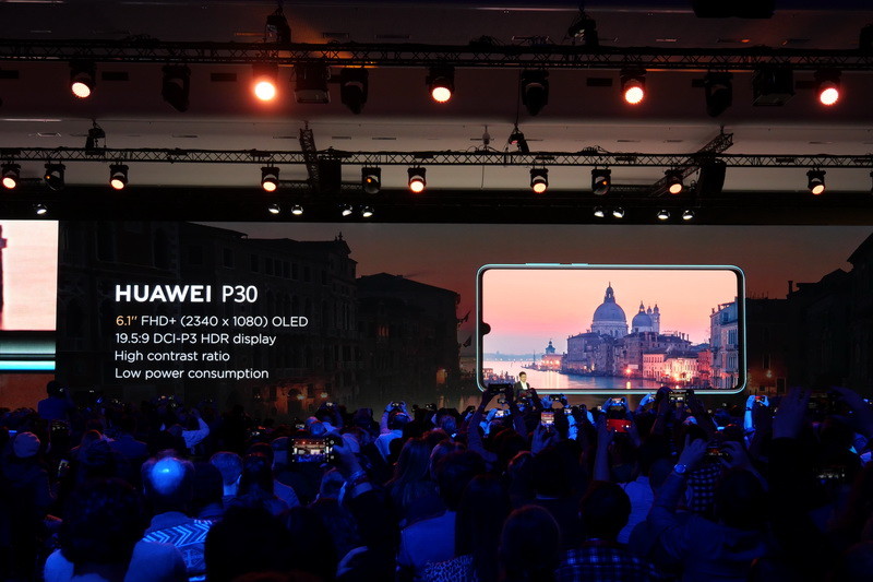 P30のディスプレイはサイズが6.1型で、表示解像度は1,080×2,340ドット。側面までフラットな点もP30 Proと異なる