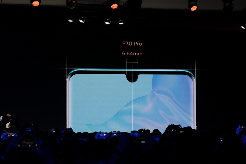 ディスプレイ上部には、フロントカメラを囲むように水滴型ノッチがある。ノッチは幅が6.64mmとかなり小さい