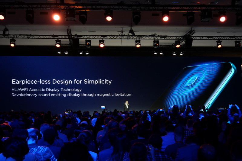 ディスプレイ面を振動させて受話音声を耳に届ける「Acoustic Display Technology」を採用