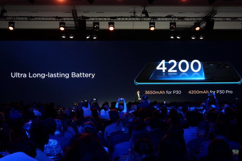内蔵バッテリ容量は、P30 Proが4,200mAh、P30が3,650mAh