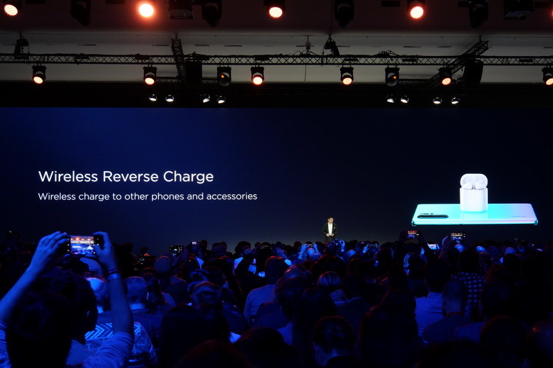 15WのQi準拠ワイヤレス充電機能に加え、ワイヤレス充電機能対応機器を充電できる「Wireless Reverse Charge」機能も用意