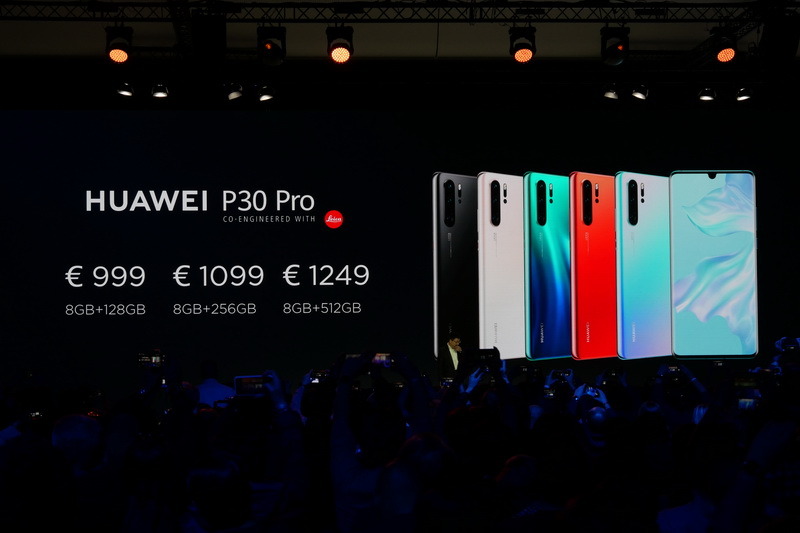 P30 Proの欧州での販売価格は999ユーロからで、RAM 8GB/ストレージ512GBのモデルでは1,249ユーロとなる