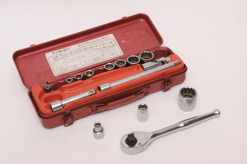 筆者が30年以上愛用している、KTCのソケットレンチ。ケースはボロボロだけど、工具はいまだにピカピカの現役!