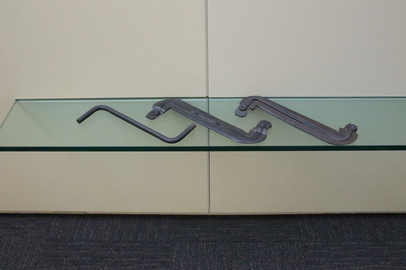 原材料の棒から成形、打ち抜くまでの実物