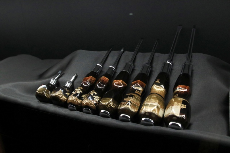 こちらは非売品の金箔を盛りに盛った、漆塗り木柄(貫通タイプ)ドライバセット。いや、これハンマーでブッ叩けないっす!