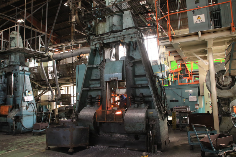 1,000℃に加熱された母材を、手で機械にかけ、タイミングを見計らって2,000tの圧をかけて鍛造。熱間鍛造