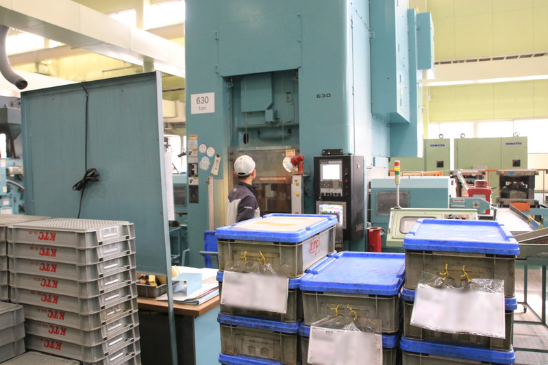 こちらはソケットなど小さな部品を作る冷間鍛造。熱を加えないので、母材の肌感を損なわないという