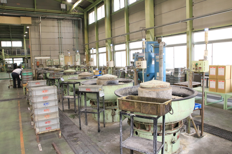 こちらはneprosに行なわれるドーナツバレル研磨。研磨工程だけで5時間半かかる。通常の工具は、一般的な振動バレルという機械も使われ1時間研磨する