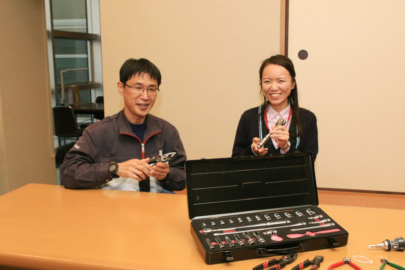 左 : 自らも組み立てPCをするという京都機械工具 次世代開発本部 ブランド戦略部 マーケティンググループの鳥嶋 勲マネージャー。右 : 同じくマーケティンググループの仲 あずささん