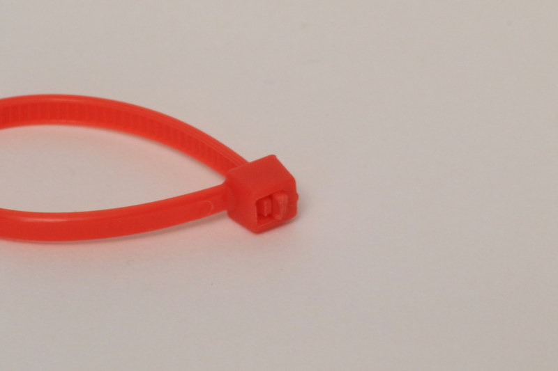 一般的なニッパで切った断面。超尖ってて、HDD増設したときなんかは、手の甲が傷だらけの血だらけに(笑)