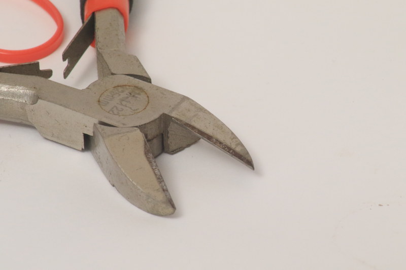 その秘密は一般的なニッパが両刃になっているのに対し、KTCのバンドホールドニッパは片刃なので断面が尖らず、ロック機構ギリギリで切れるので出っ張りが出ない