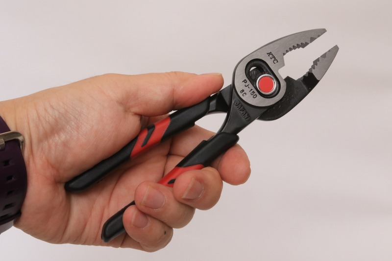 KTCのプライヤ。ハンドルのエンド部分が開いているので、手のひらの肉をはさまない