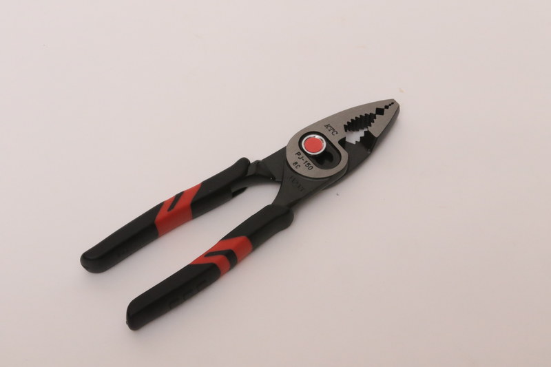 遊びも少なくしっかり。刃も他とは違いシャープで複雑になっているので、なんにでも食らいつく