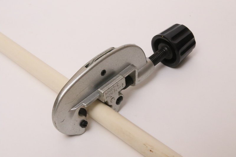 一般的なパイプカッター。ぐるぐる回すのがたいへんで、力もかかる。何本も切るとかなり疲れる