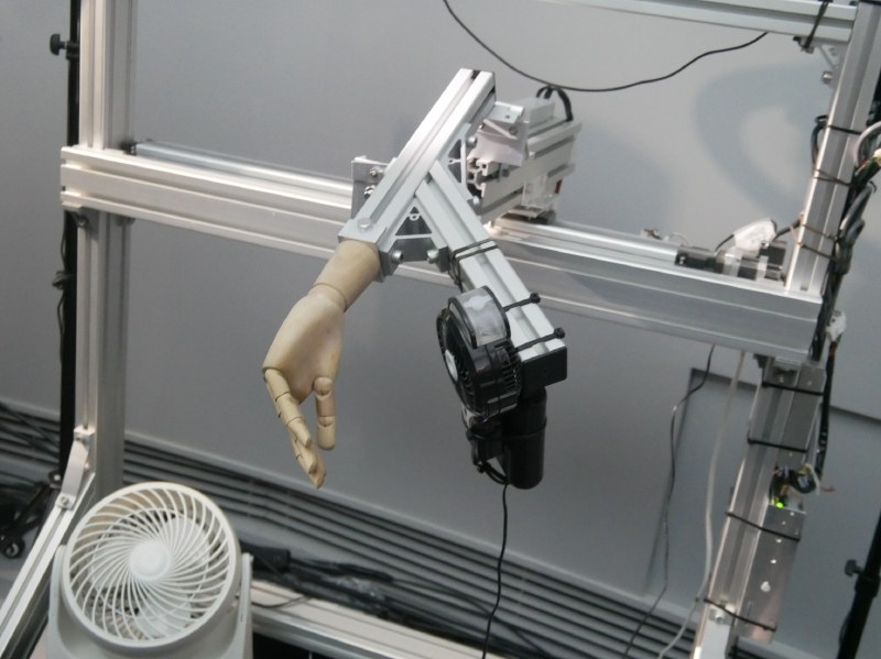 前面にはハンドデバイスと送風機が配置されている